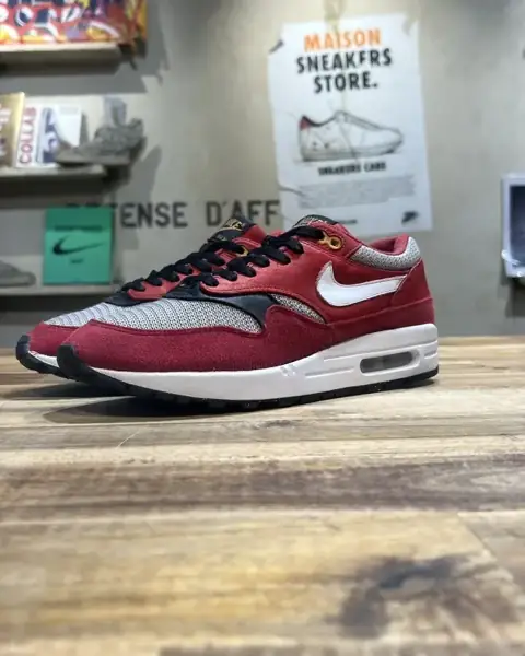 Air Max 1 rouge photographiée au retour, rénovée