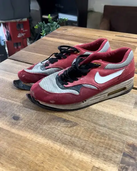 Air Max 1 rouge photographiée au dépôt, semelle décollée