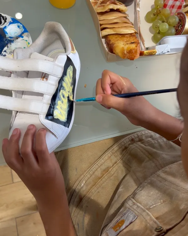 Une paire à scratch peinte à la main pendant l'atelier, à côté du brunch