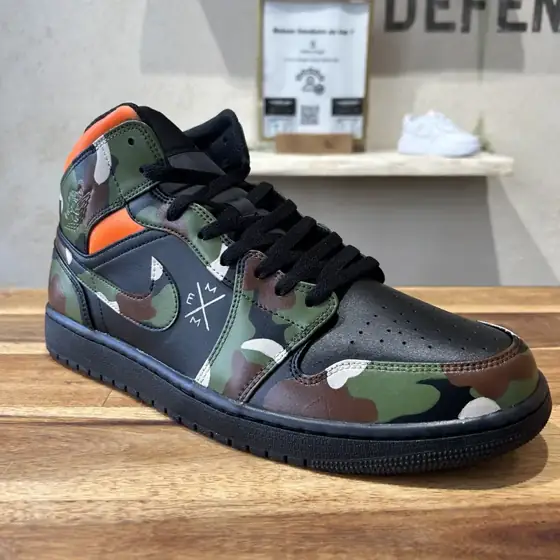 Air Jordan 1 Mid personnalisée à la main : camouflage peint main