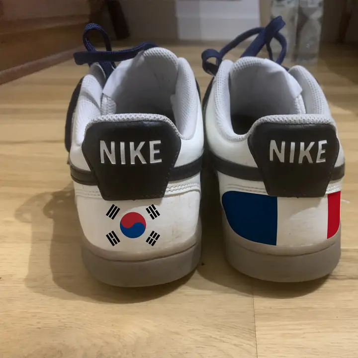 Talons de baskets Nike peints aux drapeaux de la Corée du Sud et de la France