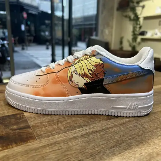 Sneaker custom manga peinte à la main dans l'atelier Maison Sneakers