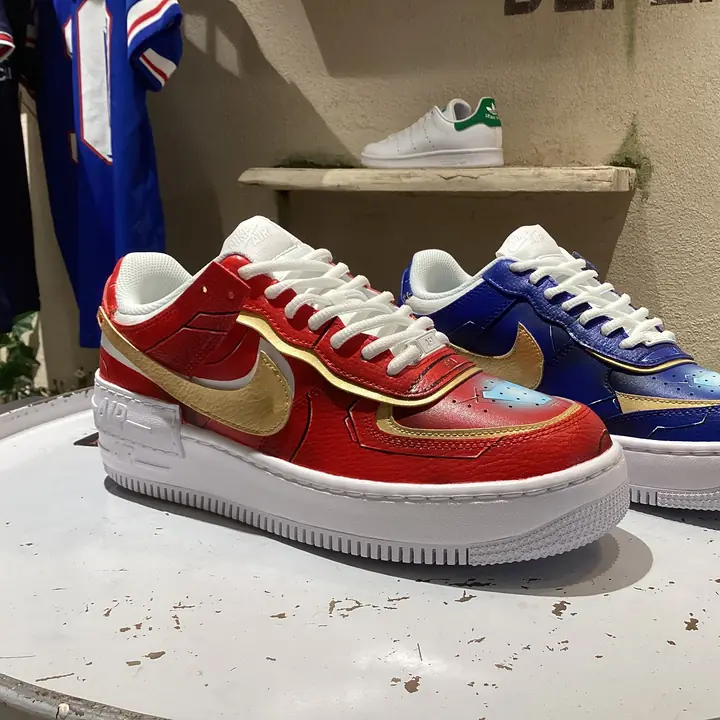 Deux Air Force 1 Shadow personnalisées : rouge et or, bleu et or