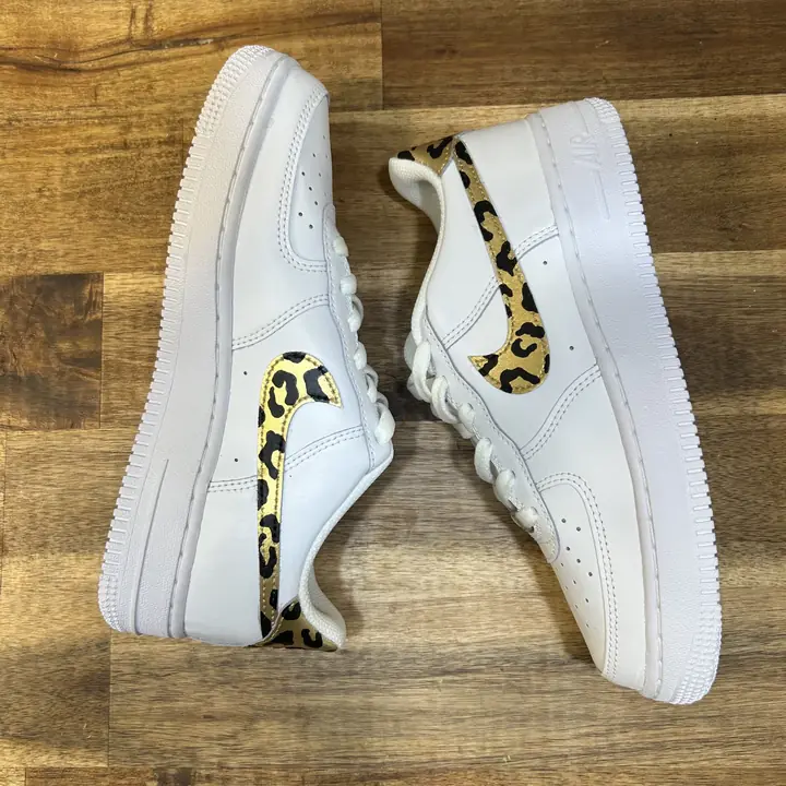 Air Force 1 blanche au swoosh peint façon léopard