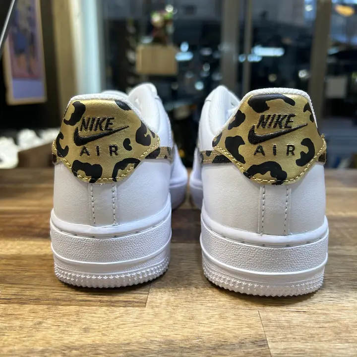 Air Force 1 blanches aux talons peints façon léopard et or