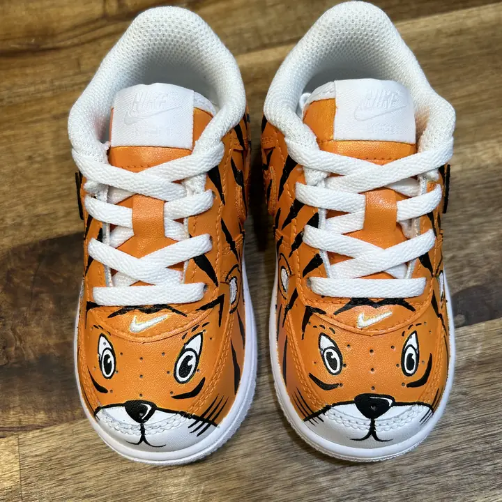 Une paire peinte à la main façon tigre, orange et noir