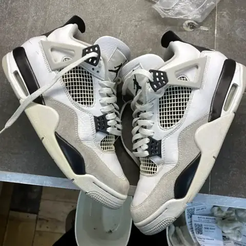 Air Jordan 4 rénovation avant