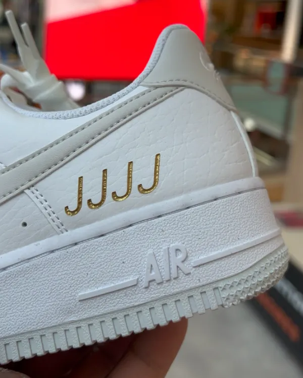 Lettres gravées au laser sur le talon d'une Air Force 1 blanche