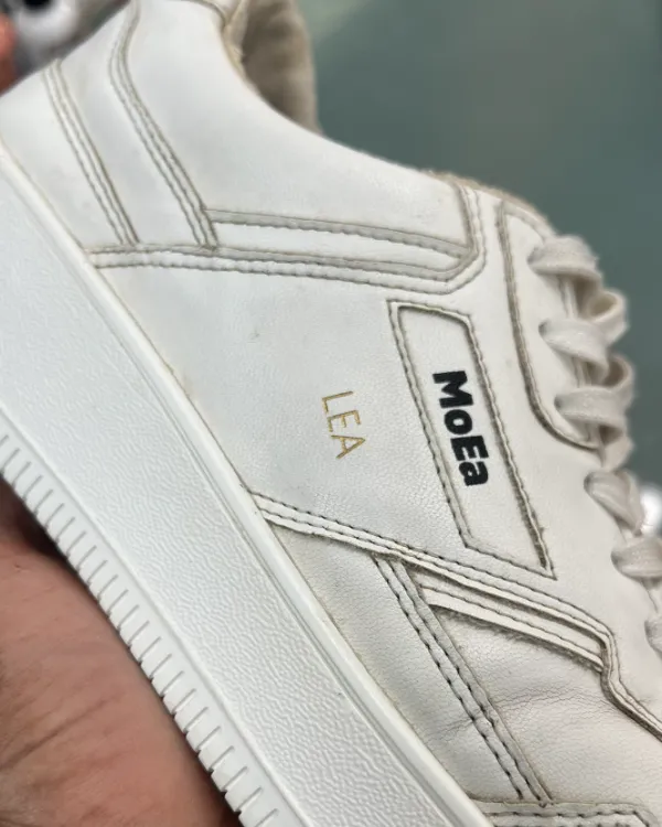 Prénom gravé au laser sur le côté d'une sneaker blanche en cuir