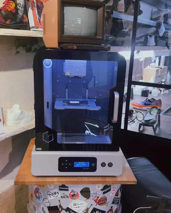 La machine de gravure laser installée dans la boutique Maison Sneakers