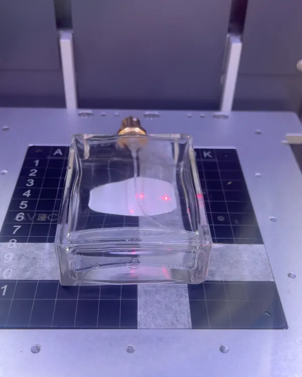 Un objet en verre posé dans la machine de gravure laser