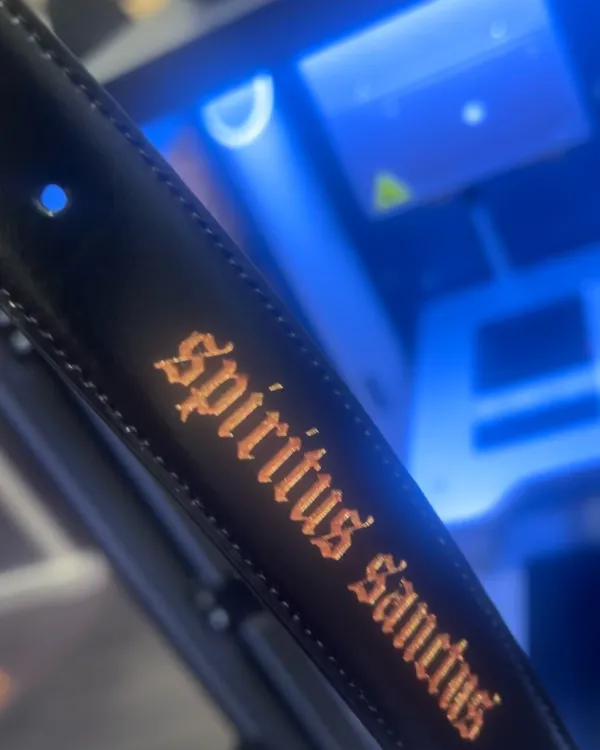 Inscription gravée au laser sur une pièce de cuir noir, dans la machine
