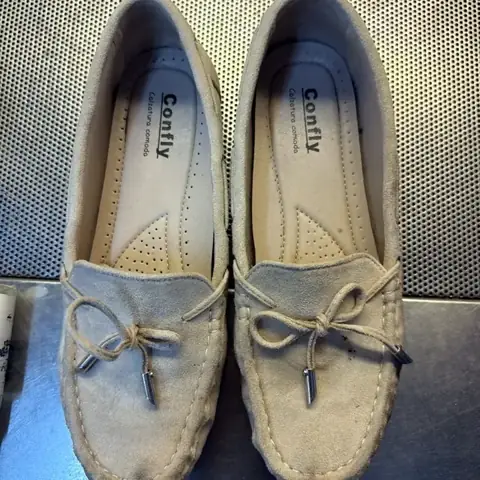 Mocassin en daim nettoyage avant