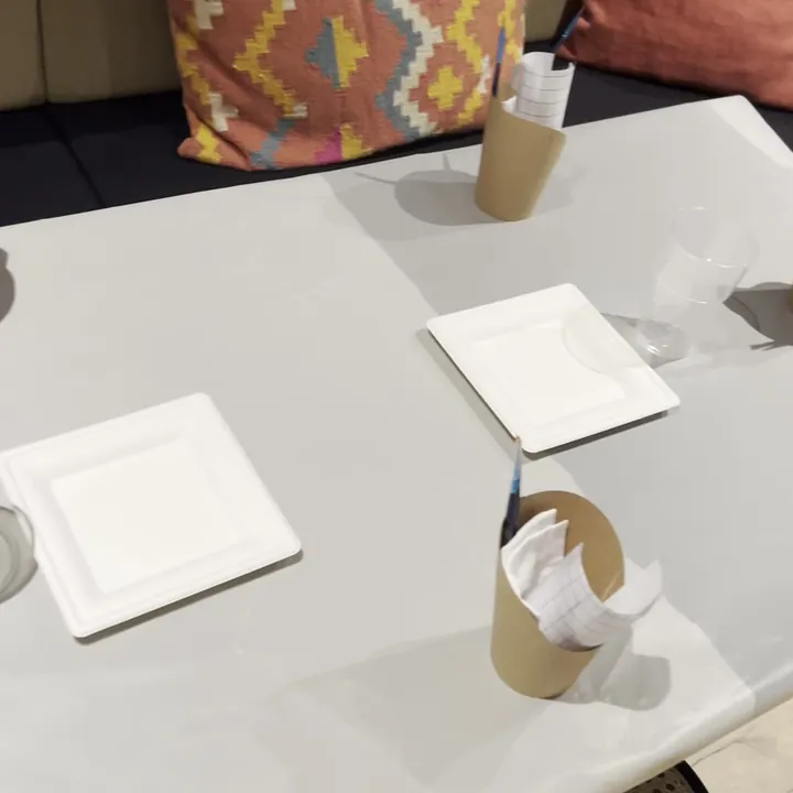 Tables préparées avec le matériel avant un atelier en entreprise