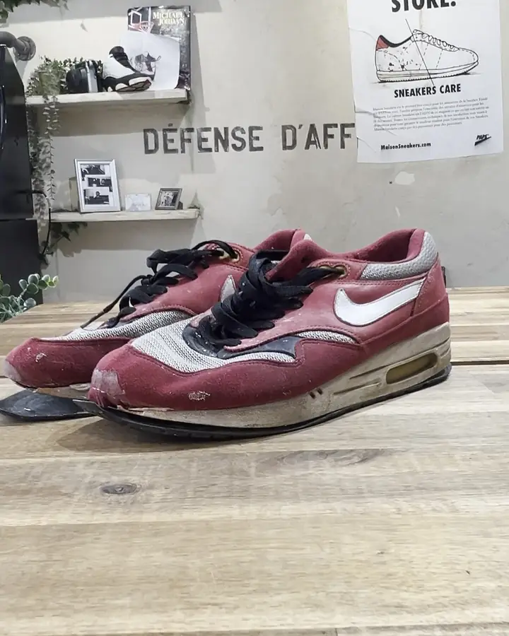 Nike Air Max 1 rouge avant rénovation, semelle décollée